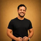 Giovanni Angelo, desenvolvedor web freelancer, em retrato profissional sorrindo